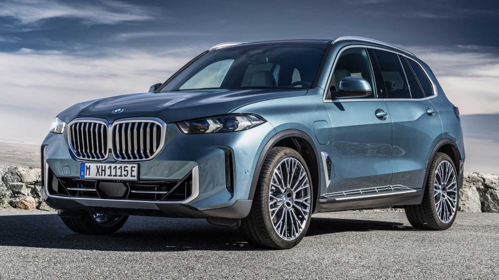 Синий BMW X5 2024, вид спереди сбоку.