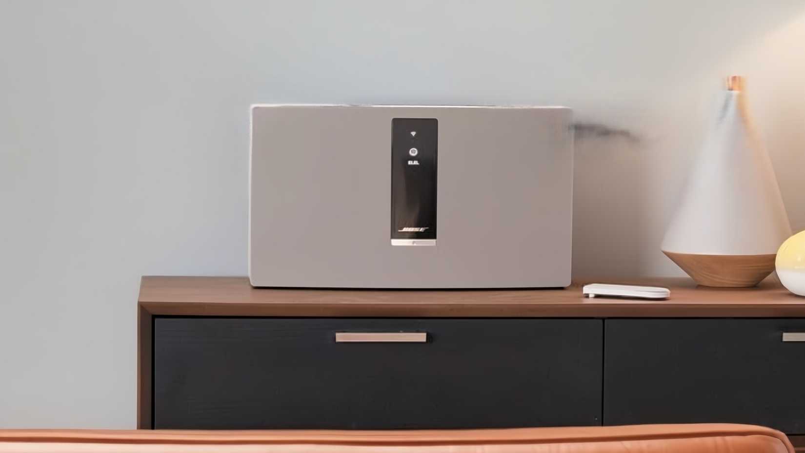 Bose SoundTouch 30 на столе.