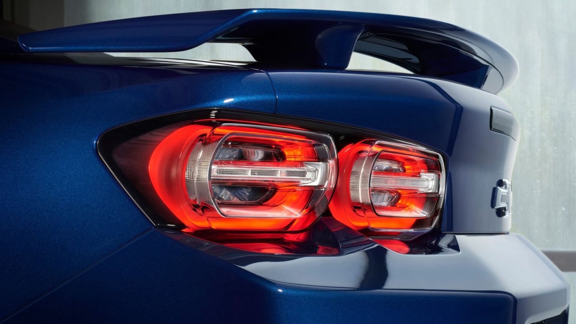 Gros plan du feu arrière et du becquet d’une Chevrolet Camaro 2019 bleue.
