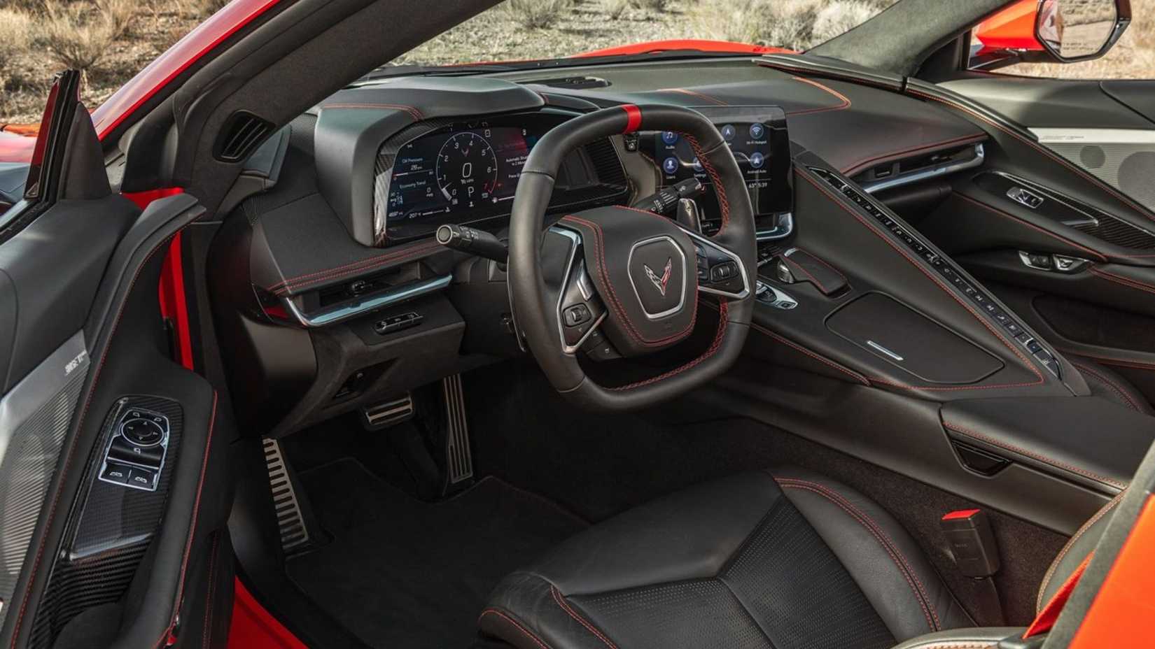 Prise de vue à l'intérieur de l'habitacle d'une Chevrolet Corvette C8 Stingray 2020.