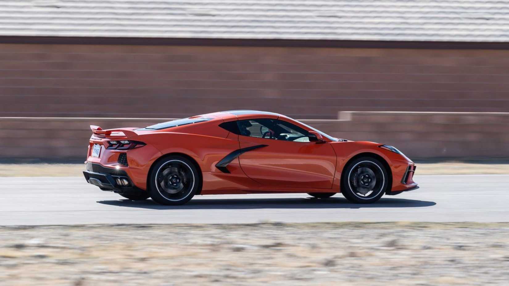 Photo de profil latérale dynamique d'une Chevrolet Corvette C8 Stingray 2020 orange.