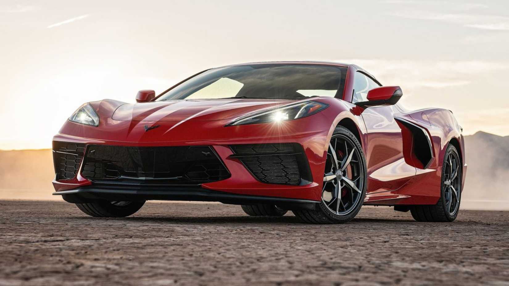 Plan statique 3/4 avant d'une Chevrolet Corvette C8 Stingray 2020 rouge.