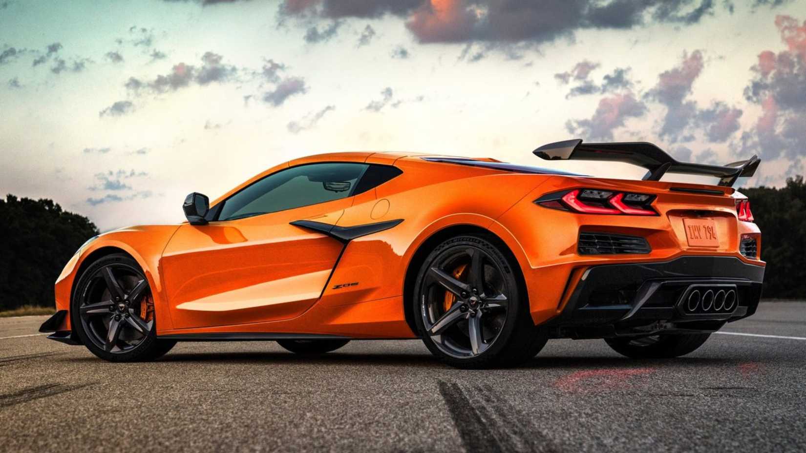 Photo de profil latérale statique d'une Chevrolet Corvette Z06 2023 orange.