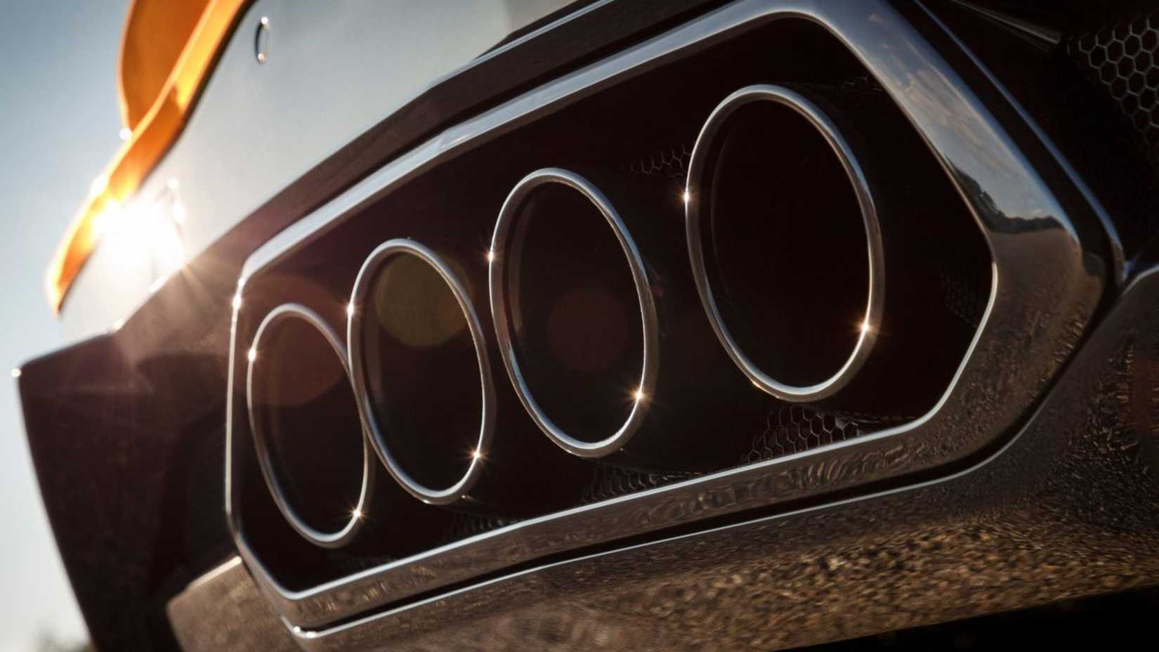 Gros plan des sorties d'échappement quadruples sur une Chevrolet Corvette Z06 2023 orange.