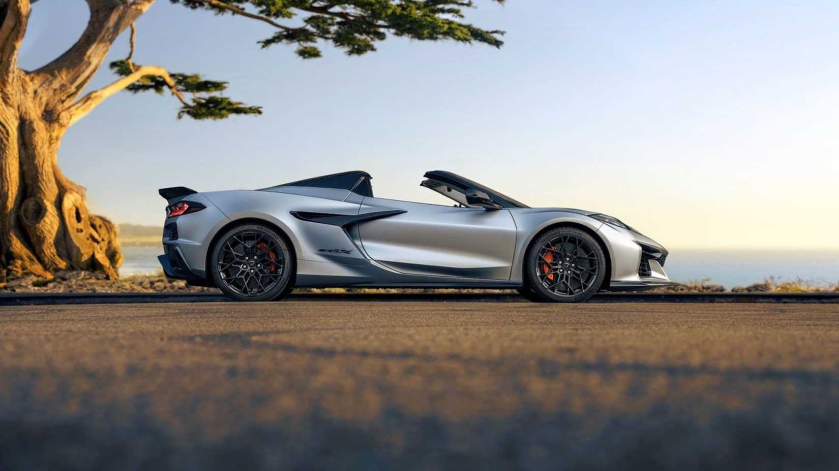 Photo de profil latérale statique d'une Chevrolet Corvette ZR1X Quail Silver Limited Edition 2026.