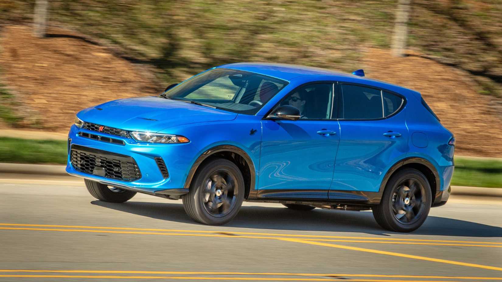 Dynamic side profile shot of a blue 2025 Dodge Hornet.
