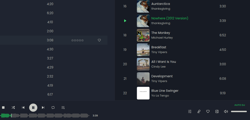 Aplicación de escritorio Feishin con una cola que muestra la función de DJ automático poniendo en cola más música.-1