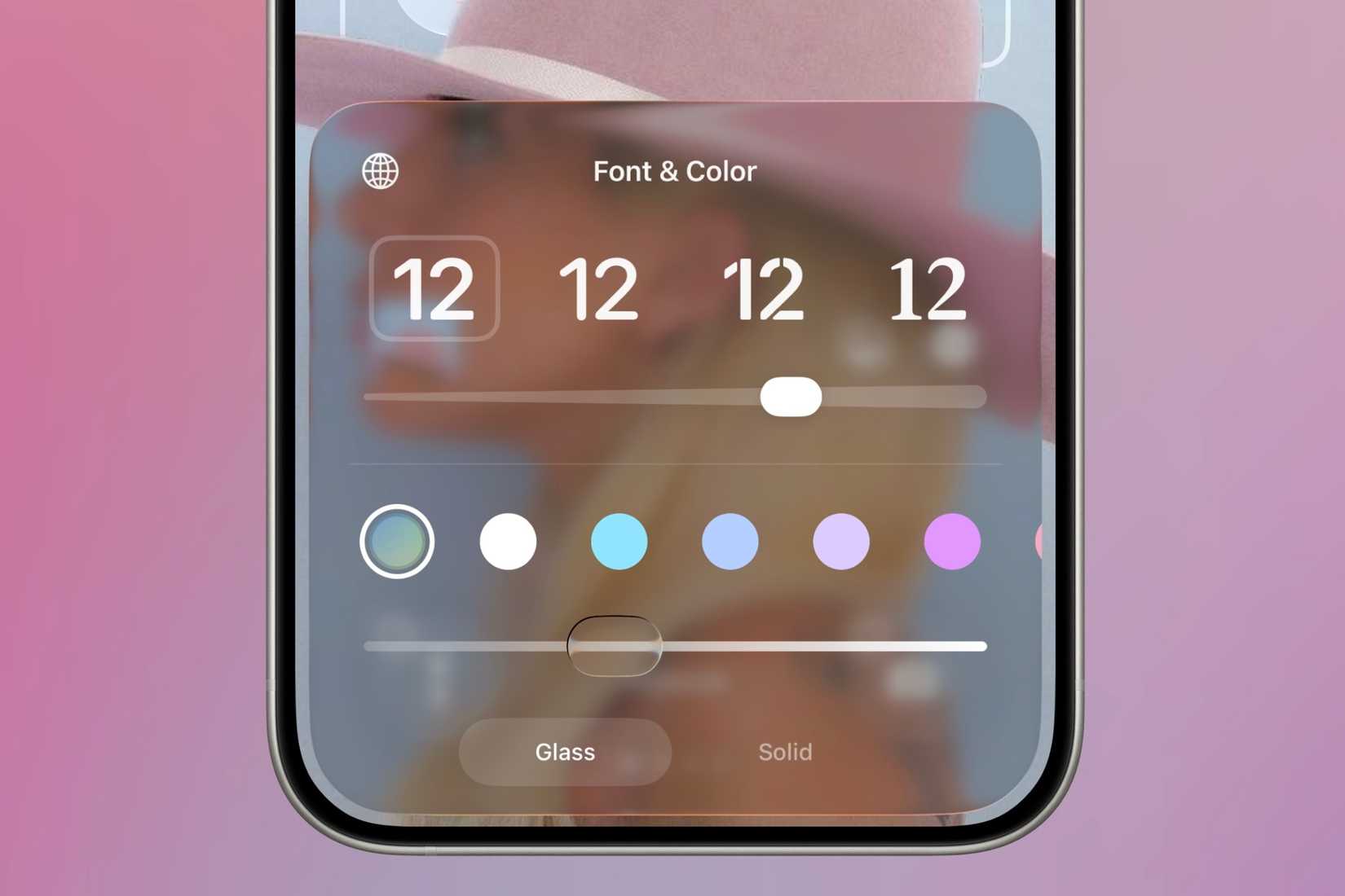 iOS 26.2-এ iPhone-এর লক স্ক্রিনে টাইমের লিকুইড গ্লাস ইফেক্টের তীব্রতা কাস্টমাইজ করা হচ্ছে।
