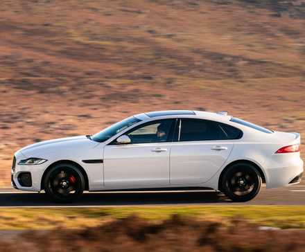 Боковой профиль Jaguar XF 2021 года