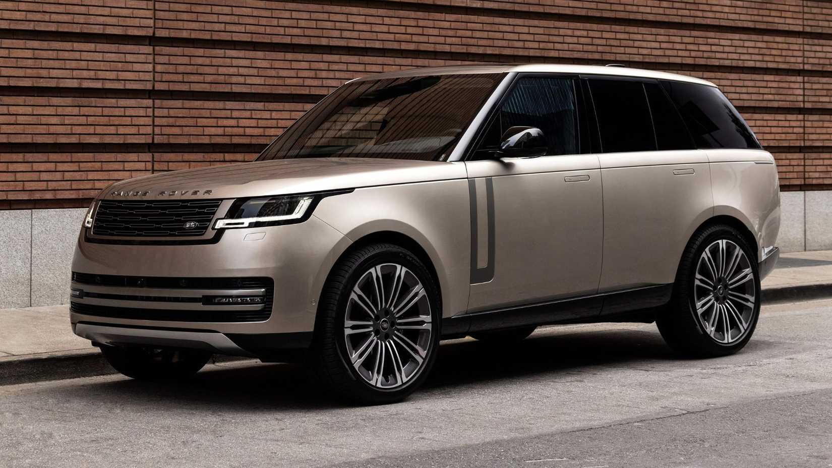 Золотой Range Rover 2022, вид спереди сбоку.