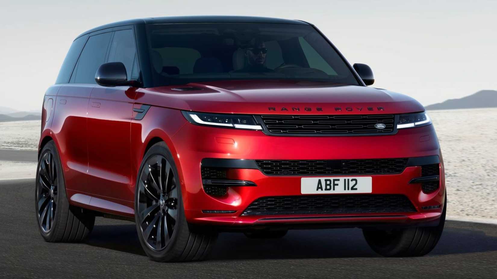 Красный Range Rover Sport 2023, вид спереди сбоку.