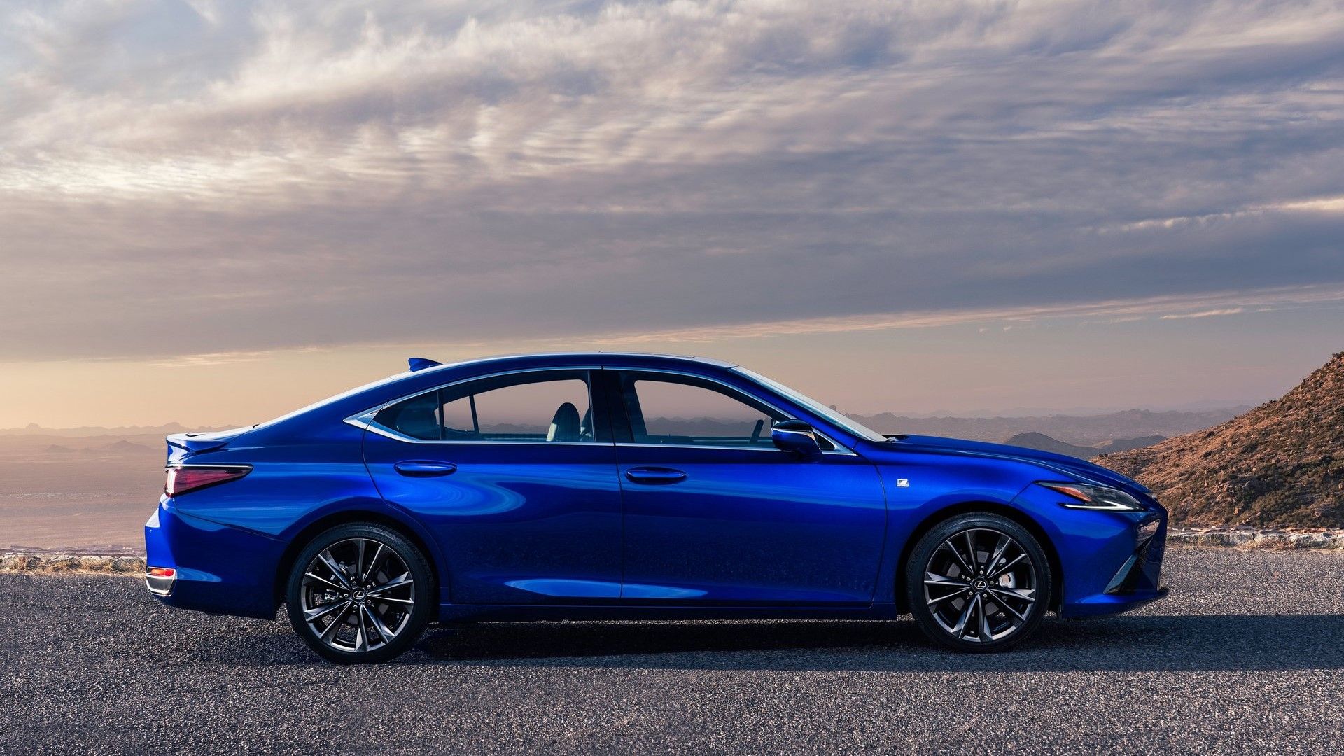 لكزس ES 300h: فخامة موفرة للوقود في سيارة هجينة مستعملة