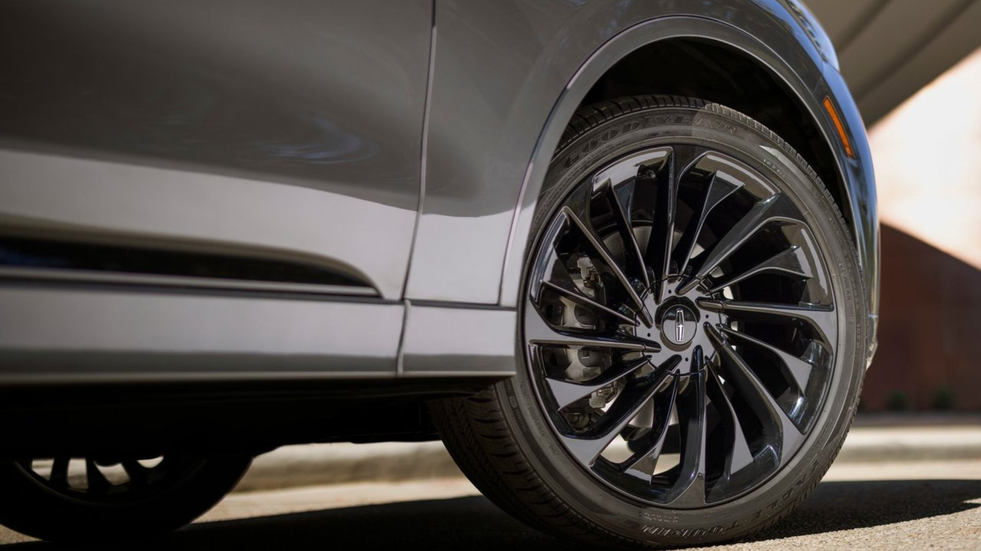 Close-up shot of the alloy wheel on a gray 2025 Lincoln Aviator.