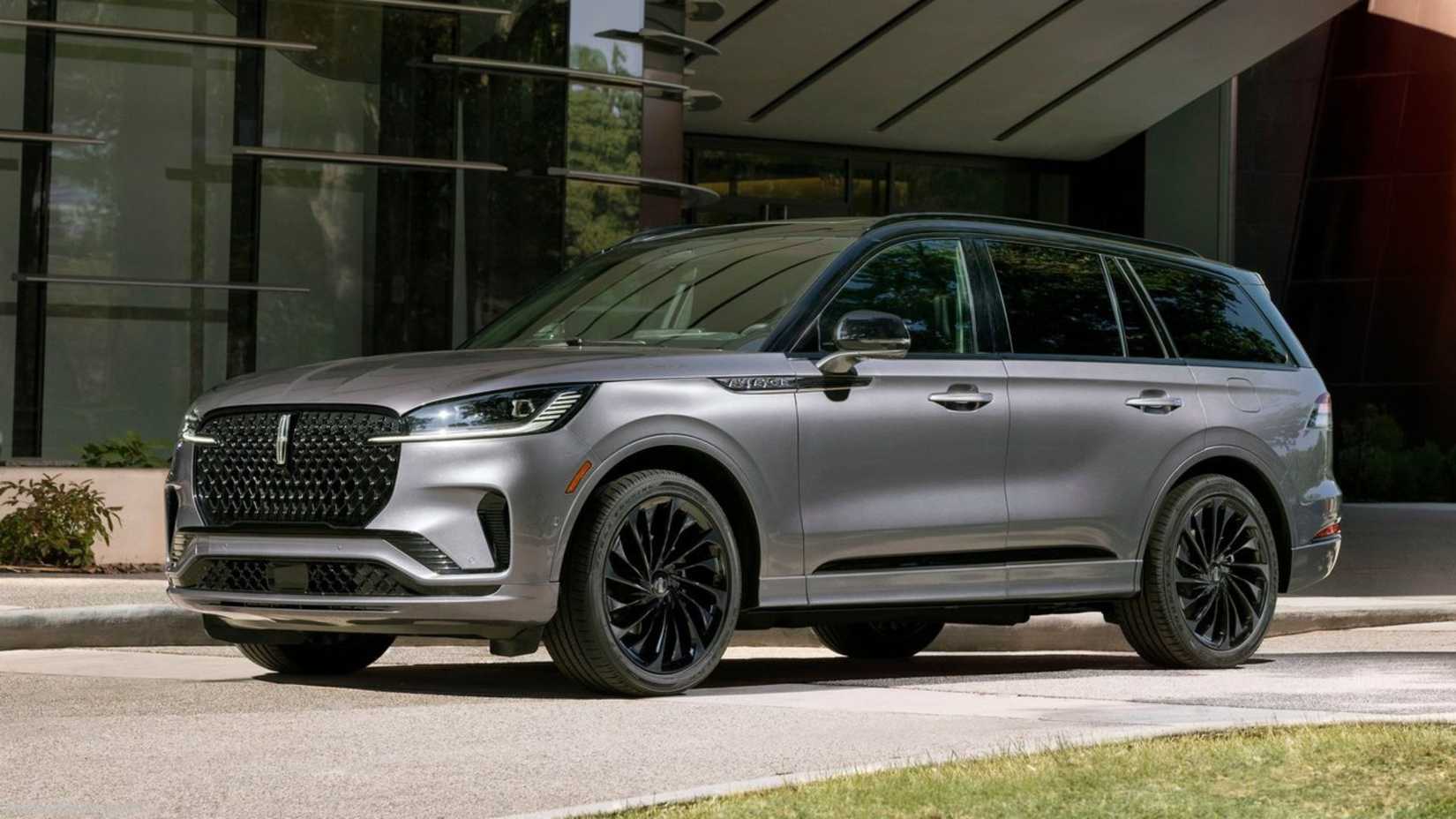 Серый Lincoln Aviator 2025, вид спереди сбоку.