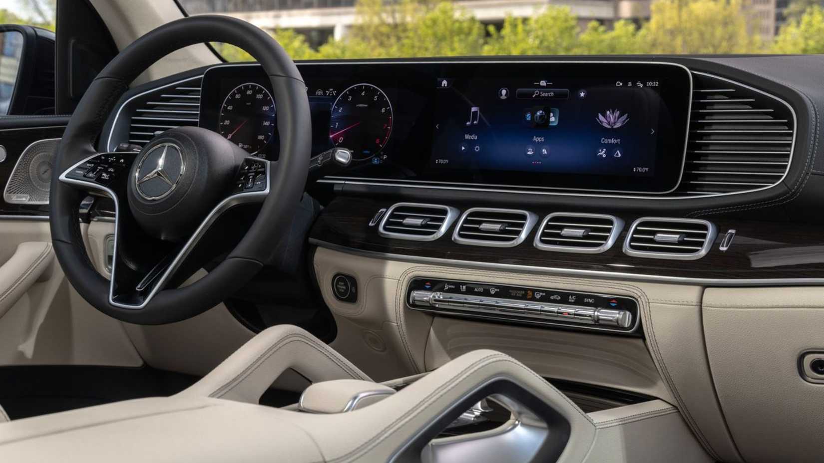 Салон Mercedes-Benz GLE 2024 года.