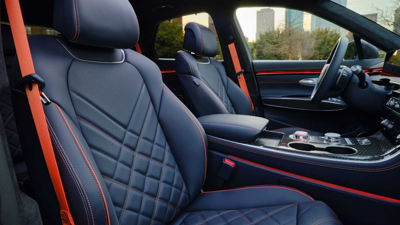 2026年型ジェネシスGV70のキャビン内のブラックレザーインテリアのショット。