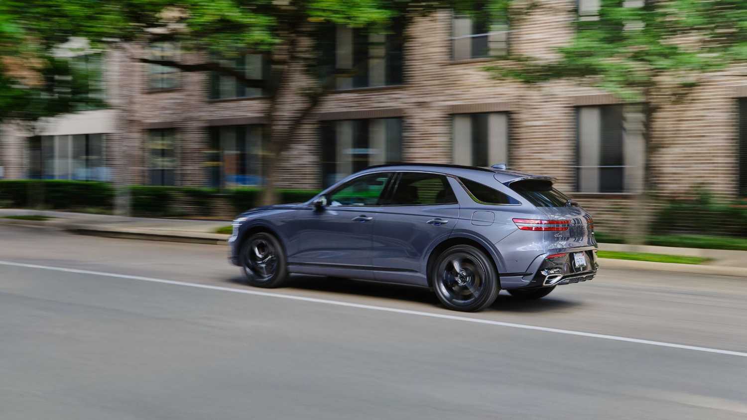 Genesis GV70 сзади Вид сзади на Genesis GV70 в сером цвете