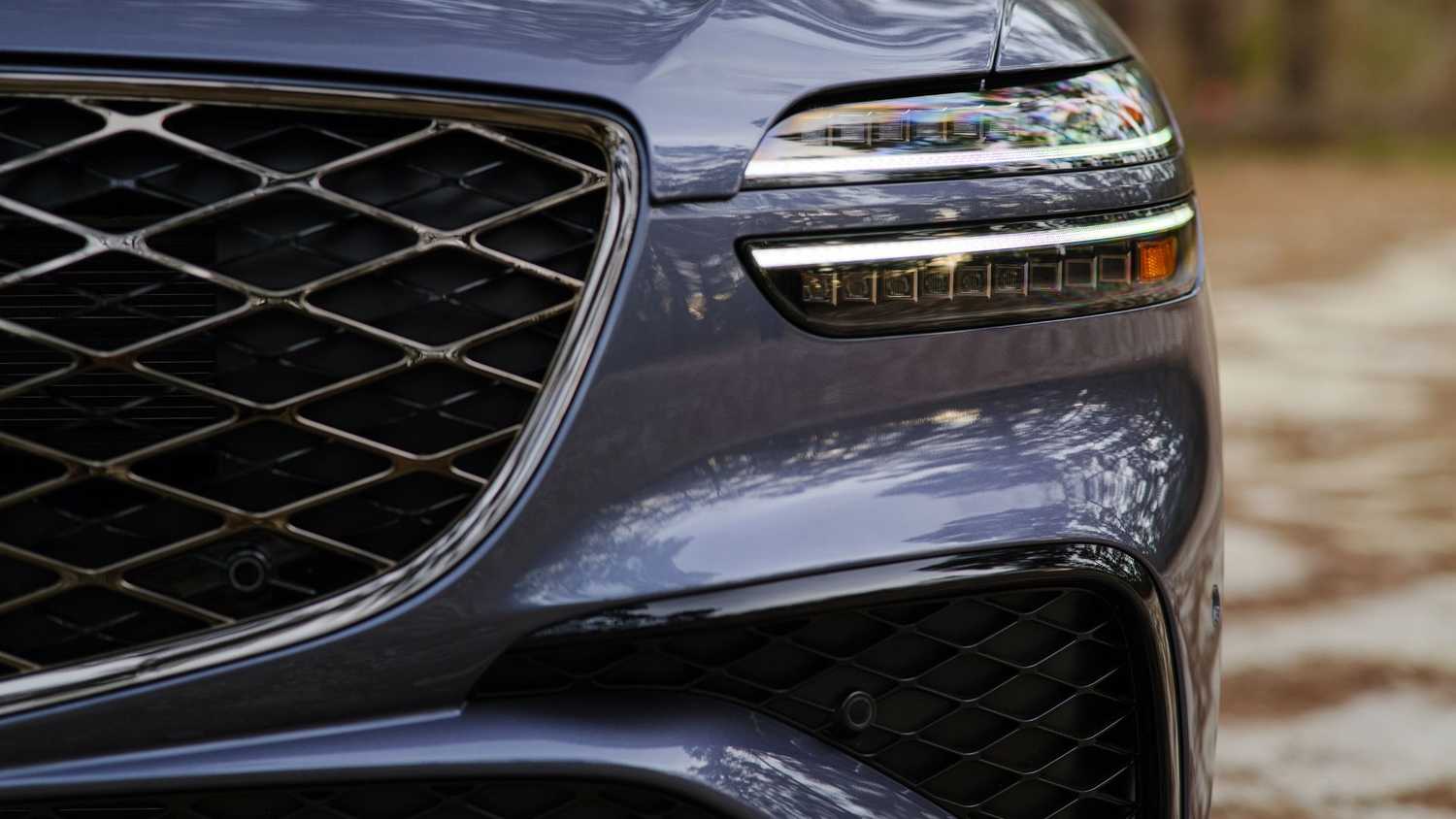 Элементы экстерьера Genesis GV70 Крупный план фары и решетки радиатора Genesis GV70