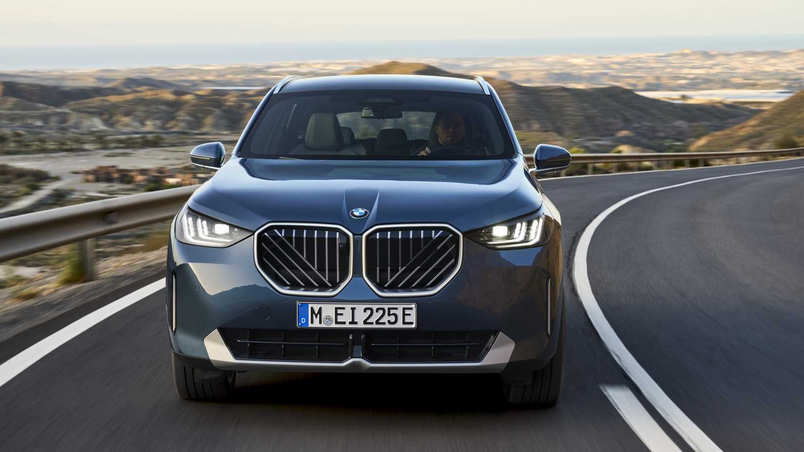 2026 BMW X3 の正面からのアクションショット