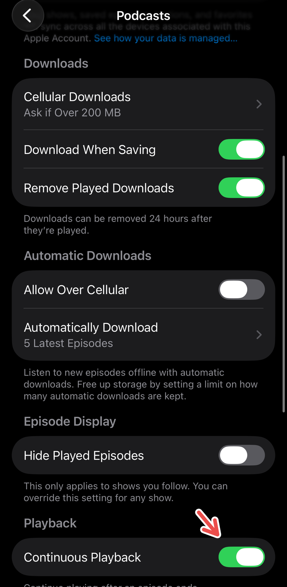 Configuración de la reproducción continua de podcasts en iPhone.