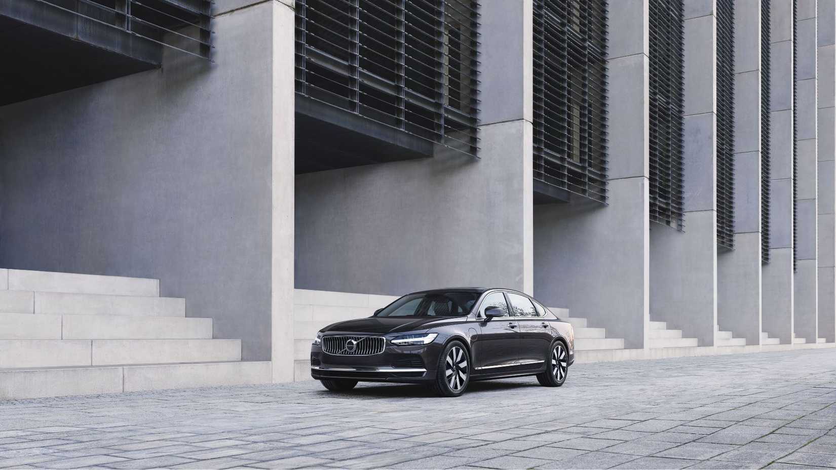Static front 3/4 shot of a gray Volvo S90 Recharge T8 AWD.