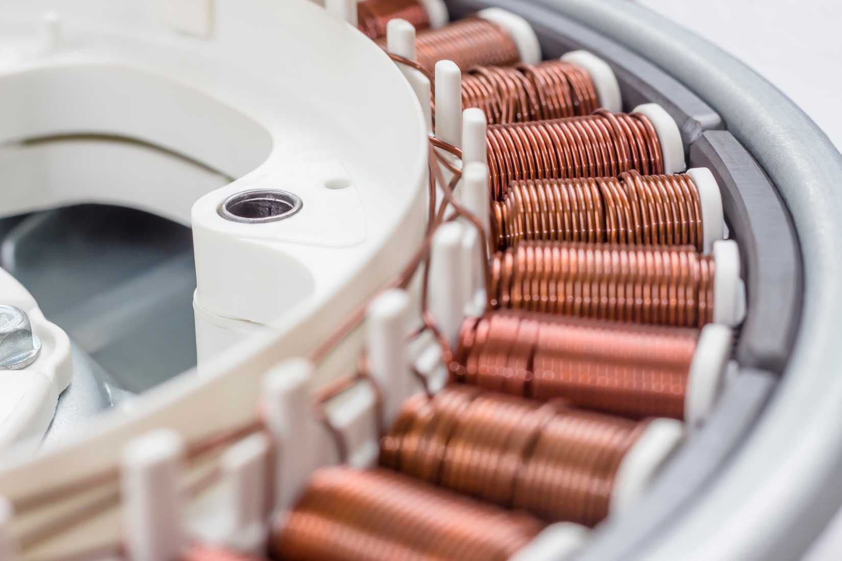 Detalles del motor de la lavadora eléctrica de cerca.