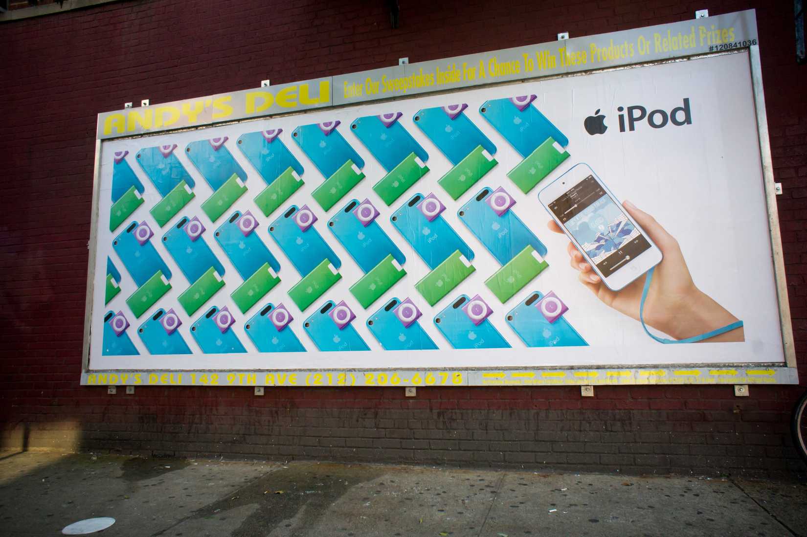 Publicidade de 2012 para a linha de iPods da Apple em um outdoor no bairro de Chelsea, em Nova York