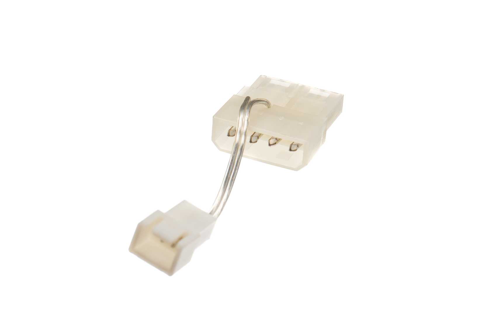 Переходник Molex для вентилятора на белом фоне.