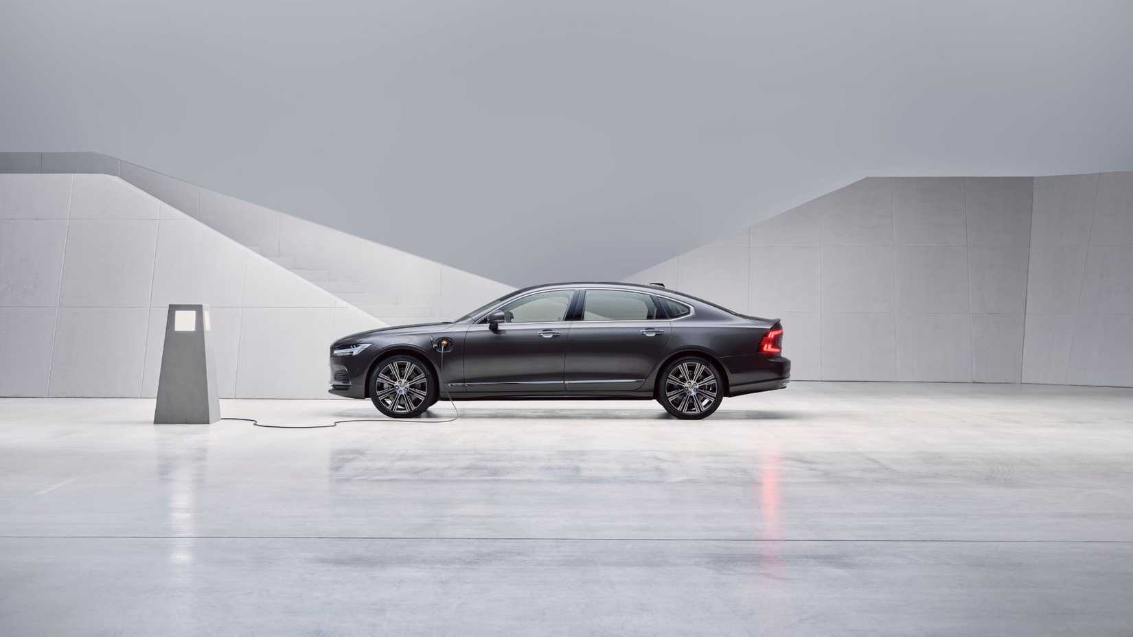 Static side profile shot of a gray Volvo S90 Recharge T8.