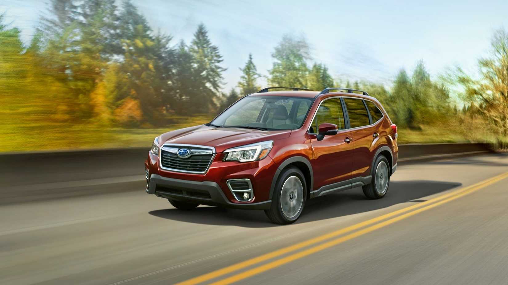 Foto frontal 3/4 de um Subaru Forester 2019