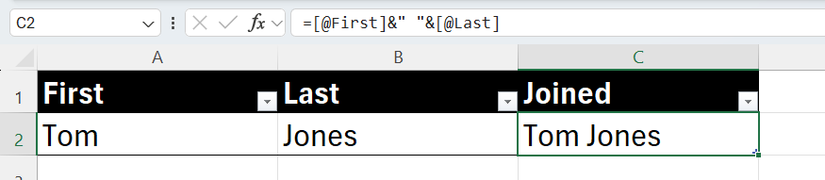 Имя и фамилия объединены через «&» в таблице Excel.