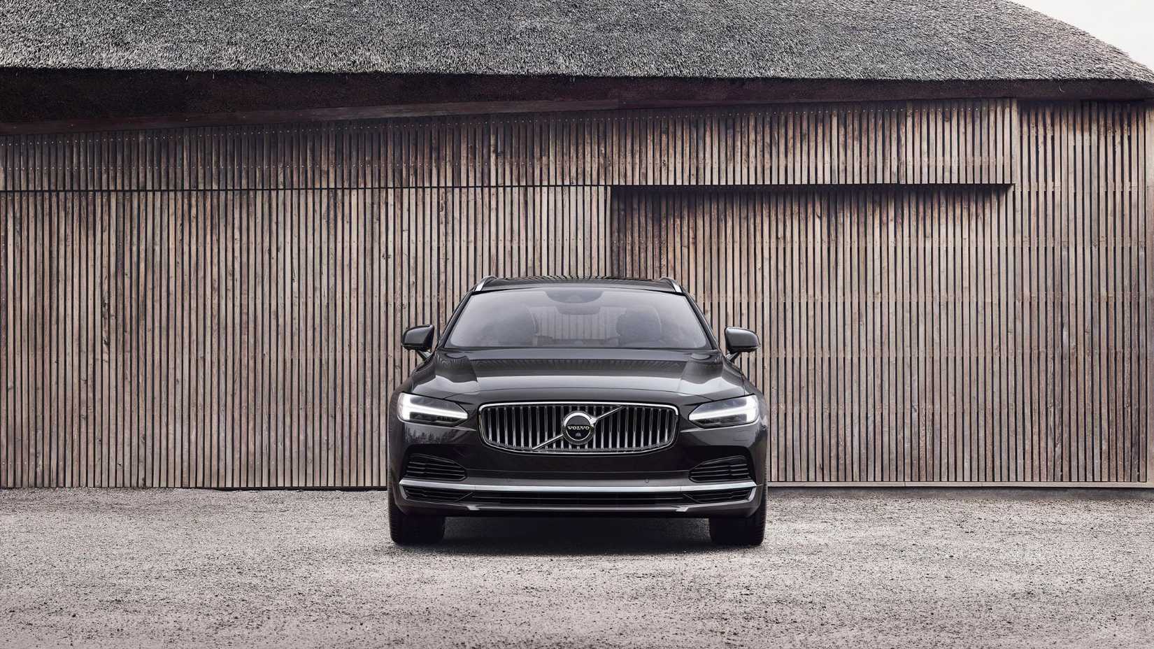 Static front-end shot of a gray Volvo S90 Recharge T8.