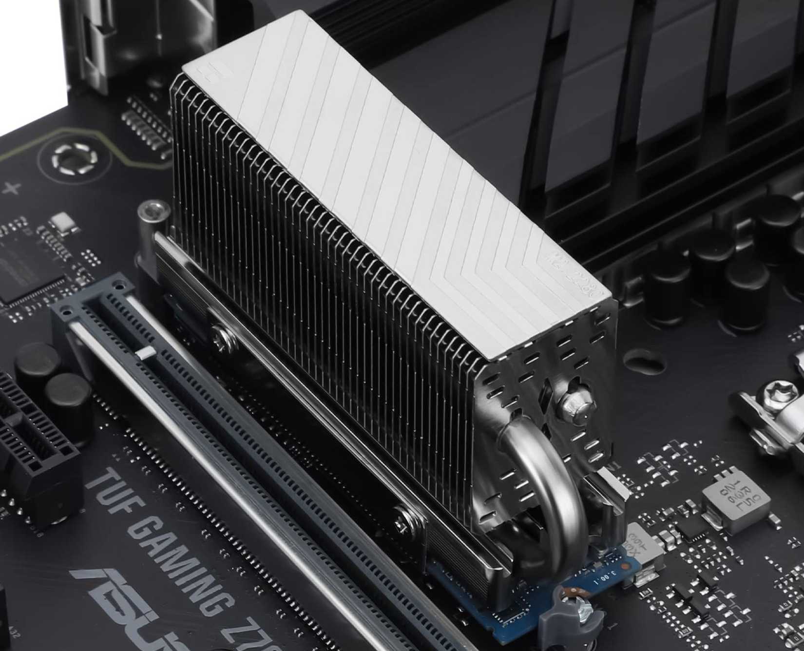 Un disipador térmico NVMe SSD no original Thermalright HR-10 instalado en una placa base. 