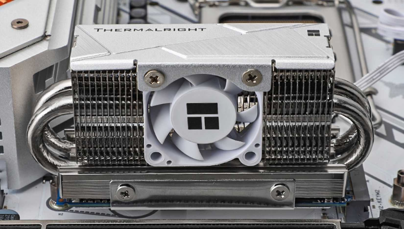 Un disipador de calor SSD activo Thermalright HR-10 Pro instalado en una placa base. 