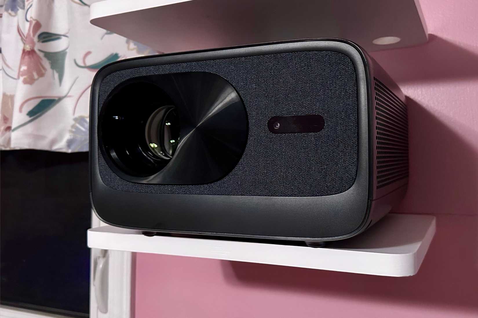 Проектор Paris Rhone SP005 True 4K Ultra HD на настенном креплении.