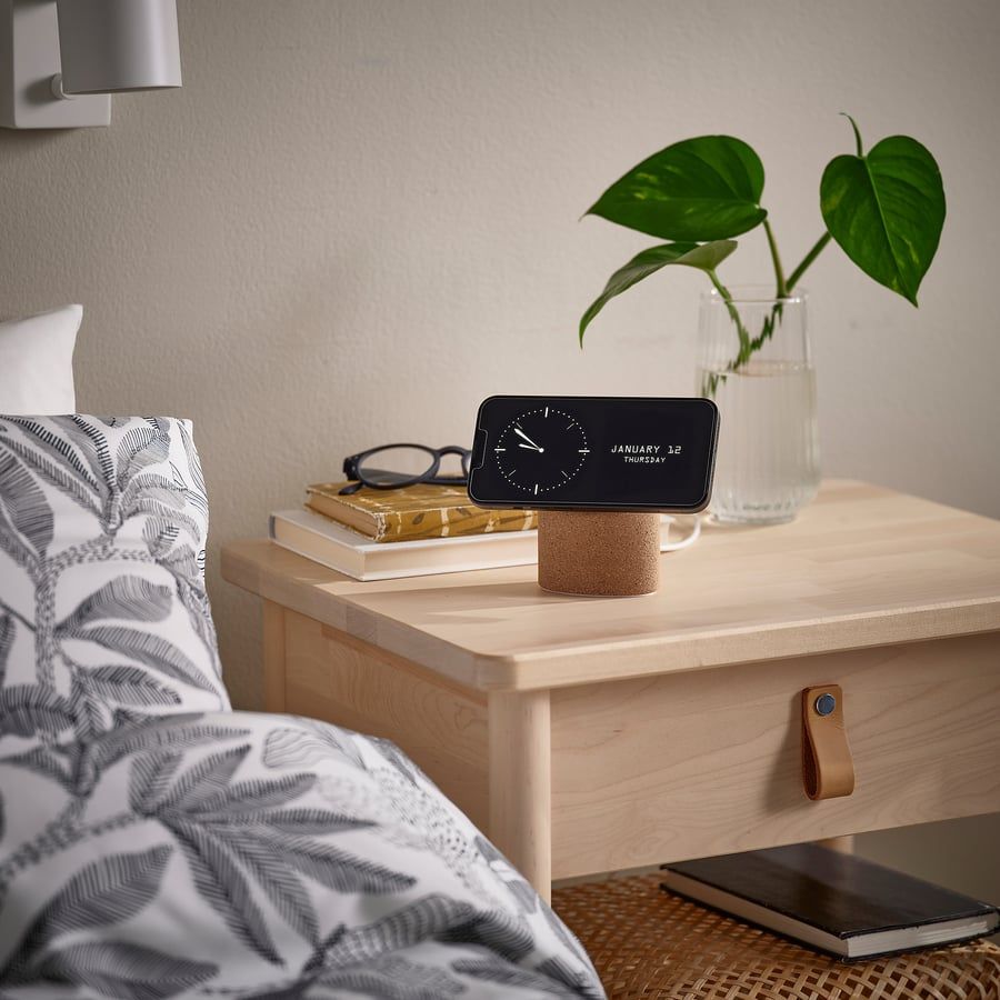 Phone on a Vu00c4STMu00c4RKE MagSafe wireless charger.