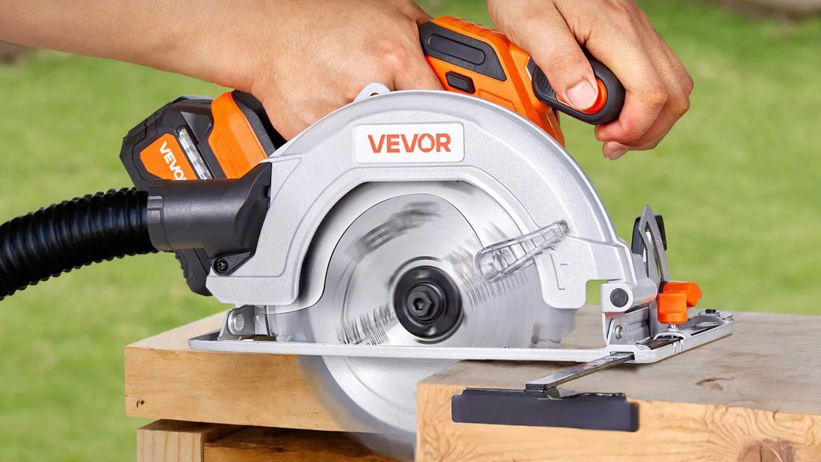 একটি Wavor সার্কুলার করাত ব্যবহার করে একজন ব্যক্তি. 