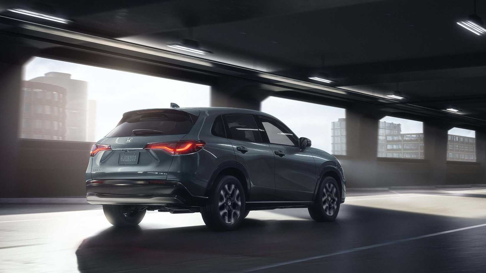 Динамичный задний ракурс серого Honda HR-V EX-L 2026 года.