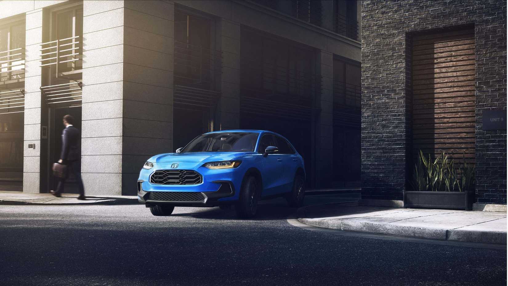 Foto frontal dinâmica 3/4 de um Honda HR-V Sport 2026 azul.