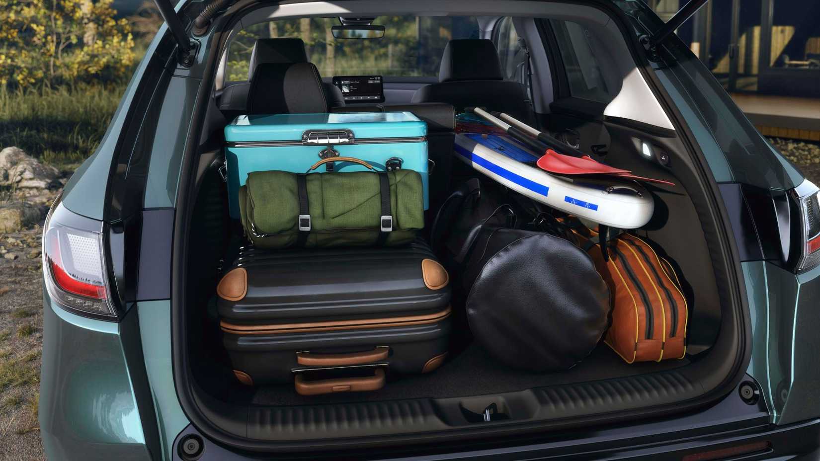 Filmado dentro do porta-malas de um Honda HR-V 2026 cheio de equipamentos.