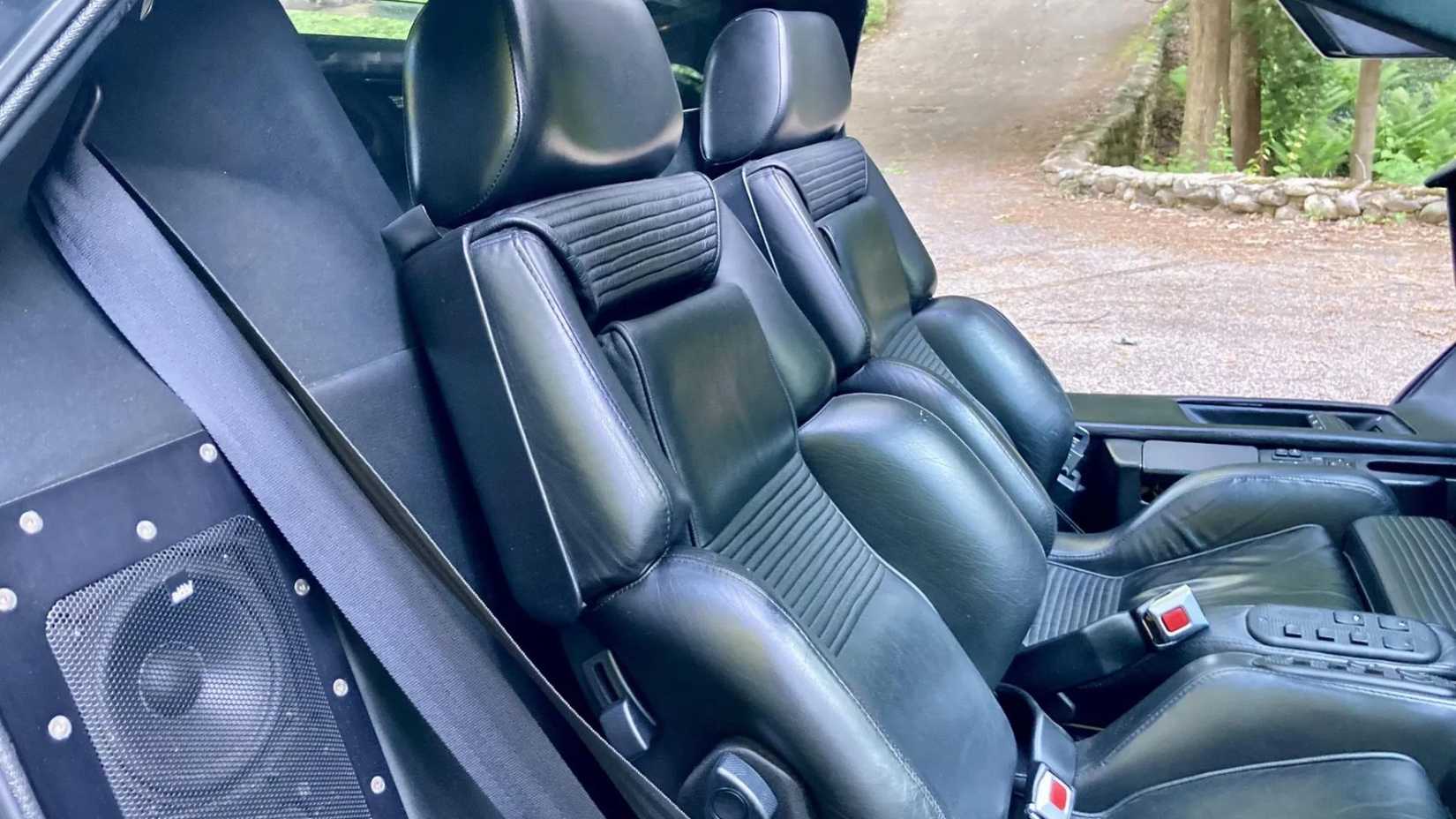 Primer plano de los asientos de cuero dentro de la cabina de un Vector W8 de 1990.