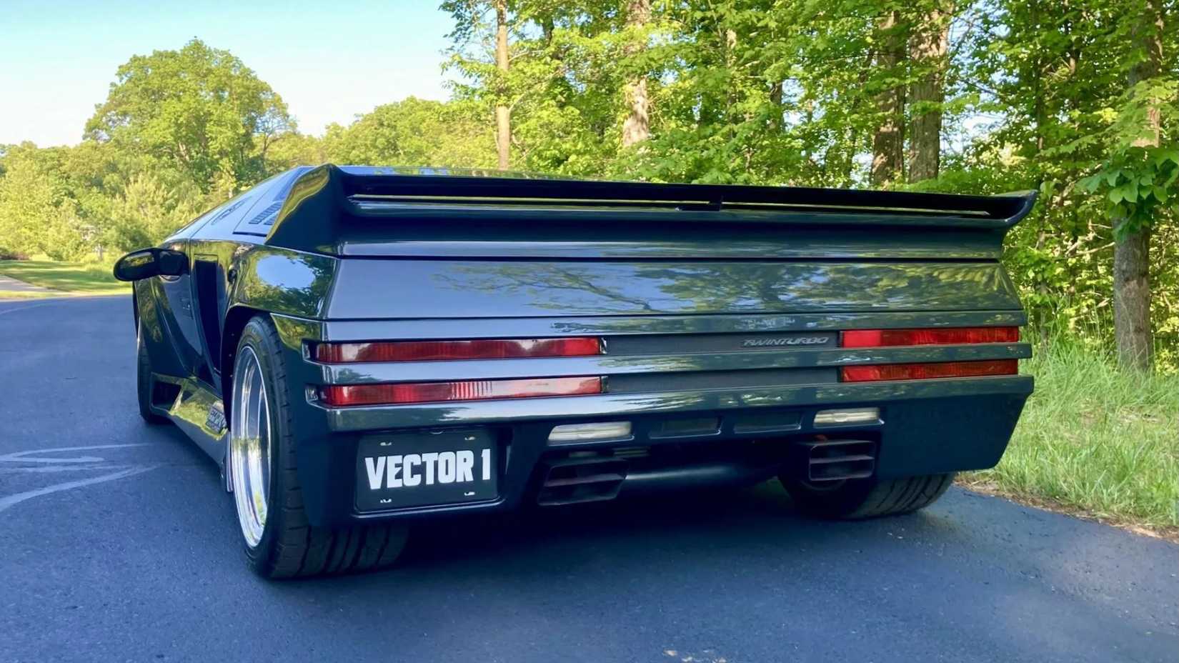 Toma estática de la parte trasera de un Vector W8 gris de 1990.