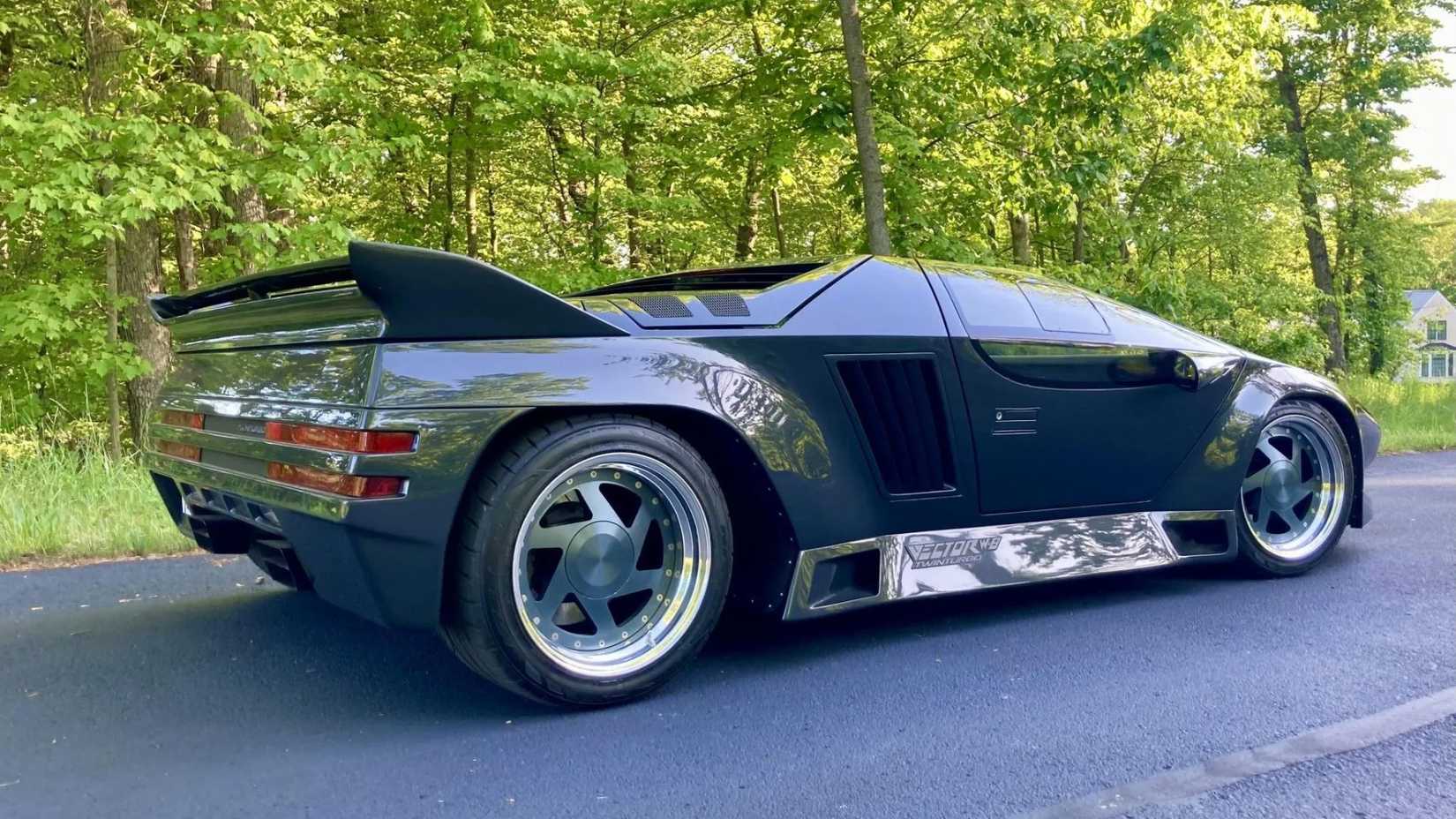 Toma estática trasera de 3/4 de un Vector W8 gris de 1990.