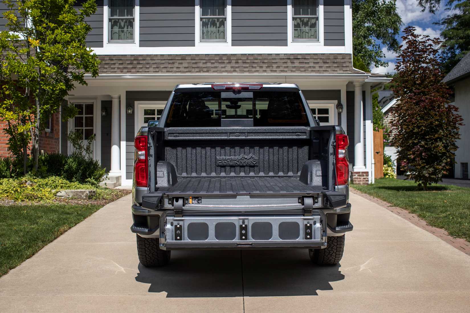 2021 Chevrolet Silverado with tis Multi-Flex Tailgate deployed