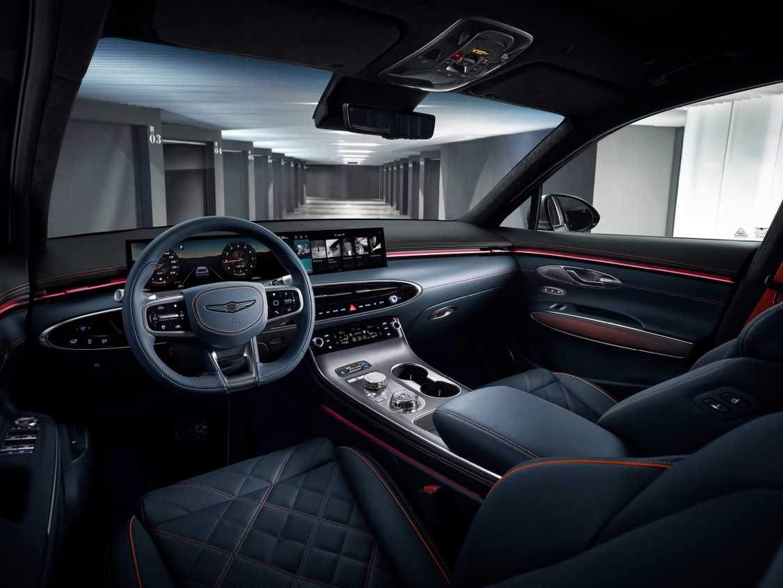 Салон Genesis GV70 Интерьер Genesis GV70 в черном исполнении с красной строчкой