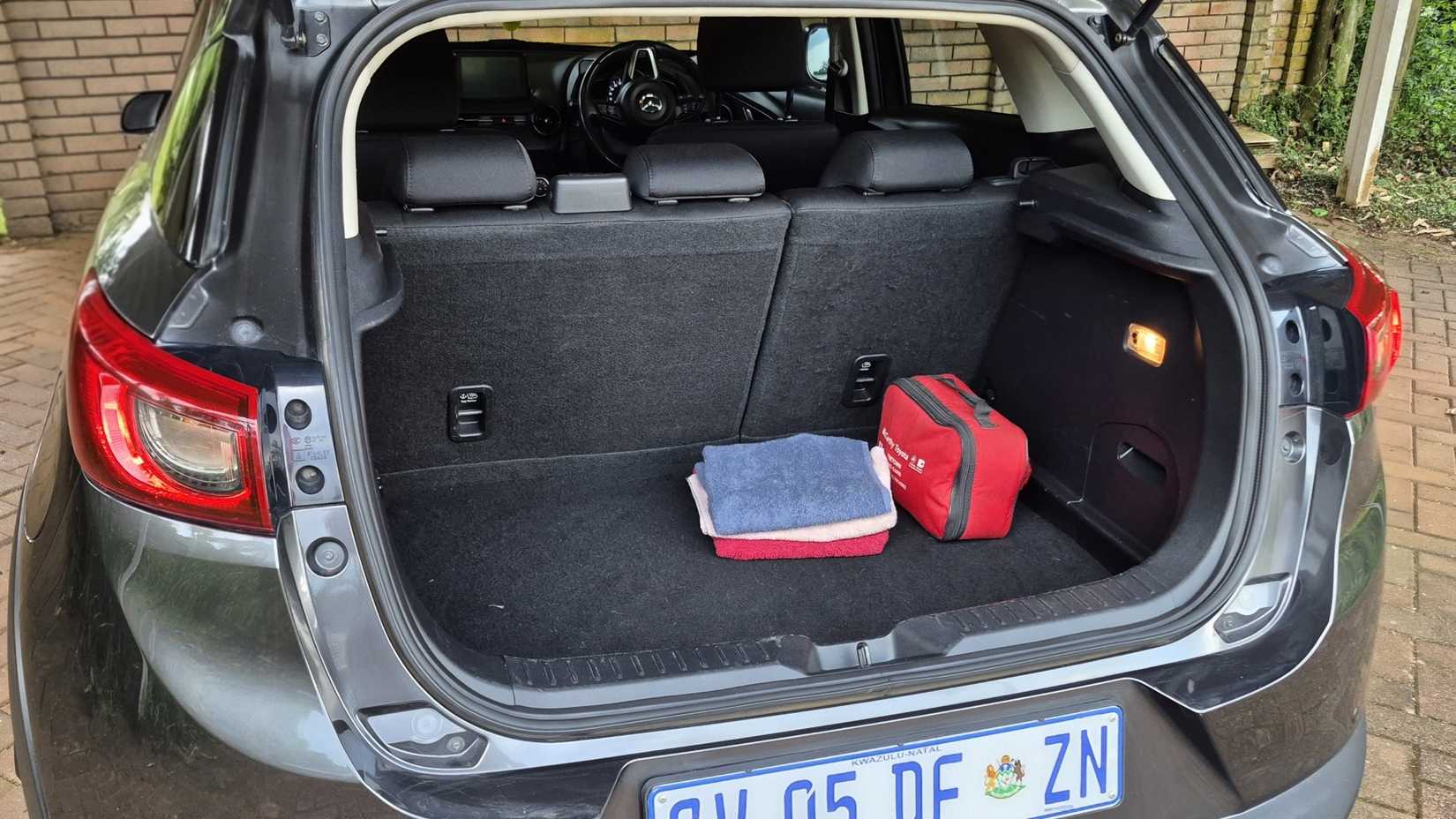 Три полотенца в багажнике Mazda CX-3 2018 года