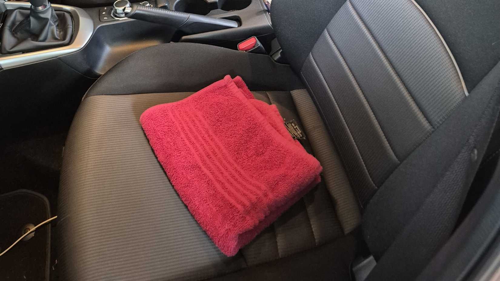 Полотенце на переднем сиденье Mazda CX-3 2018 года