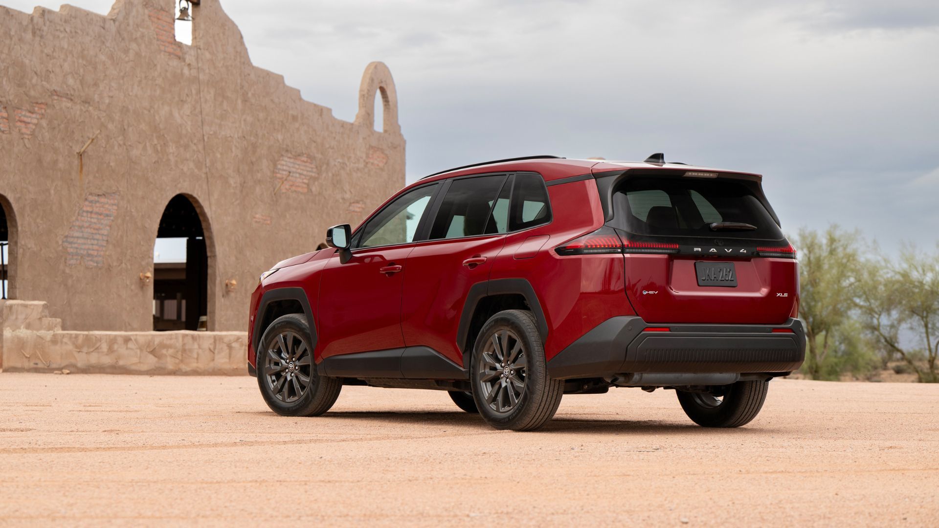 تويوتا RAV4 هايبرد 2026: تصميم جديد وكفاءة وقود 43 MPG
