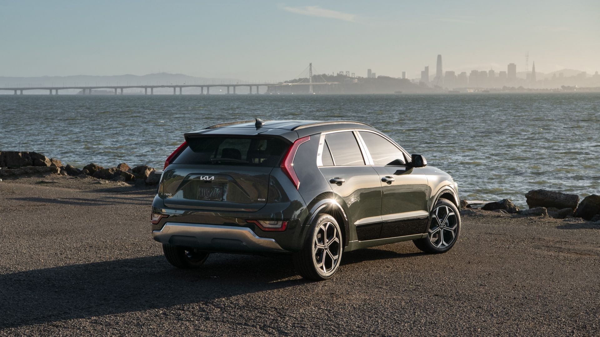 Toma de 3/4 de la parte trasera de un Kia Niro 2026