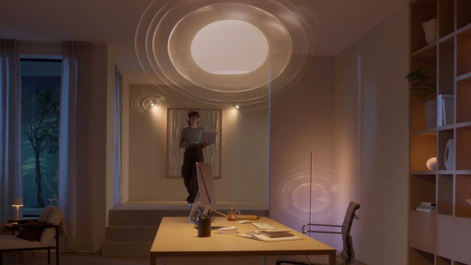 Женщина входит в комнату с несколькими умными светильниками Philips Hue.